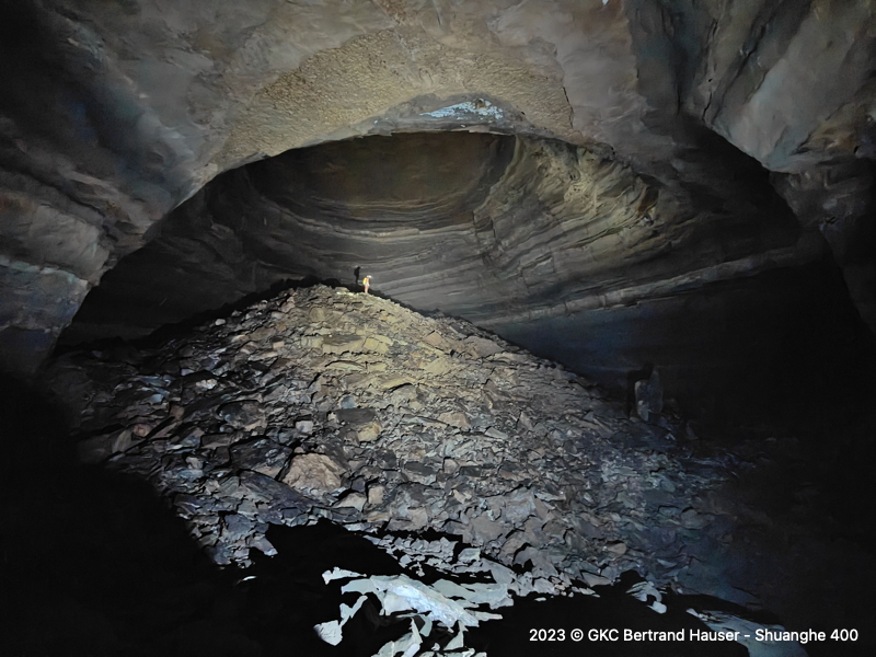 La Salle de la Coupole et son paysage souterrain qui témoigne bien de l'inexorable recherche d'équilibre des voûtes... Grotte de Huoyanping 火焰坪 (Réseau de Shuanghedong 双河洞 - Guizhou 贵州省, Zunyi 遵义市, Suiyang 绥阳)